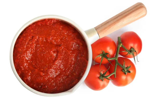 Вкусный томатный соус в кастрюле изолирован на белом, вид сверху — стоковое фото