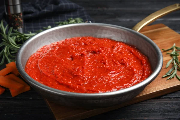 Delicious tomato sauce in pan, closeup view — Stock Photo, Image