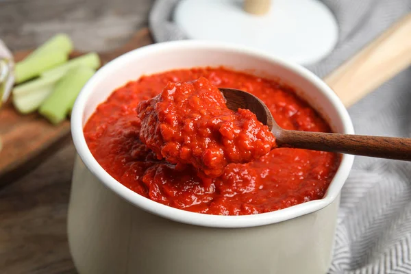 Łyżka i patelnia z pysznym sosem pomidorowym, widok zbliżenie — Zdjęcie stockowe
