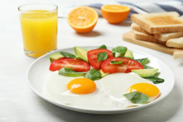 Lahodná snídaně se smaženými vejci podávaná na stole, detailní záběr — Stock fotografie