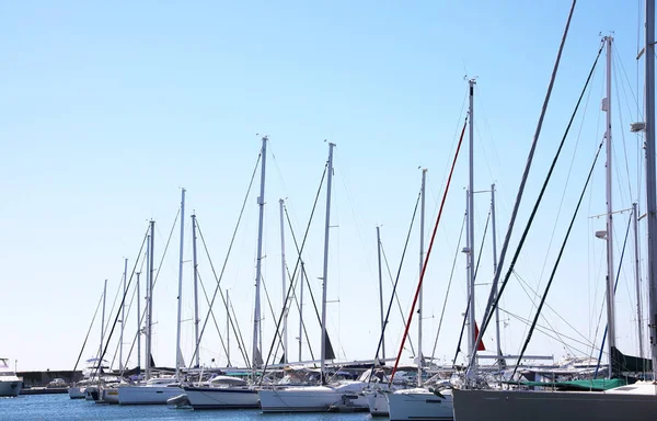 Nowoczesne łodzie w pobliżu molo i błękitne niebo — Zdjęcie stockowe