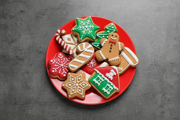 Chutné domácí vánoční sušenky na šedém stole, pohled shora — Stock fotografie
