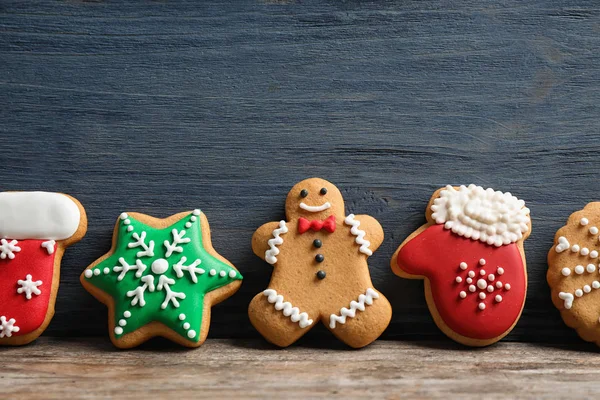 Sabrosas galletas caseras de Navidad en la mesa, espacio para el texto — Foto de Stock