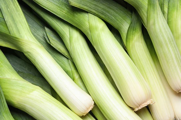 Fresh raw leeks as background, closeup. Ripe onion — Stock Photo, Image