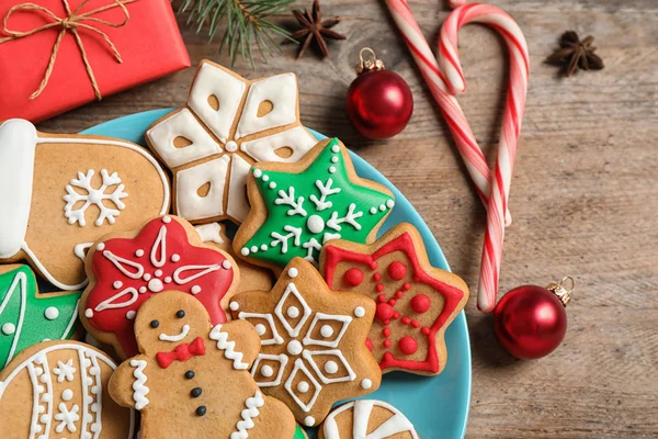 Samenstelling met lekkere zelfgemaakte kerstkoekjes op houten tafel — Stockfoto