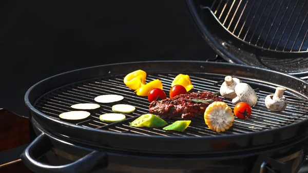 Smakelijke biefstuk en groenten op moderne barbecue grill — Stockfoto