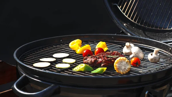 Sabroso bistec y verduras en la parrilla barbacoa moderna —  Fotos de Stock