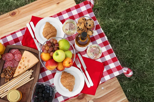 Mesa de picnic con diferentes aperitivos sabrosos, vista superior — Foto de Stock