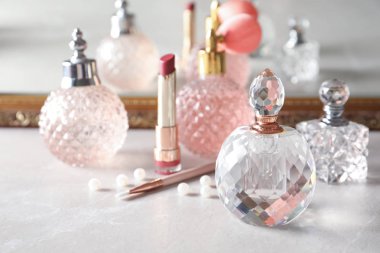 Tuvalet masasında farklı parfüm şişeleri, metin için alan