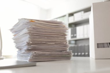 Ofiste masada kağıtları n istifleyen belge ve klasör yığını