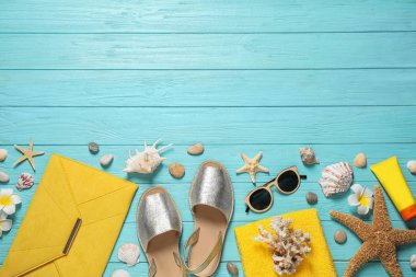 Açık mavi ahşap arka plan üzerinde şık plaj aksesuarları ile Düz döşeme kompozisyon, metin için alan