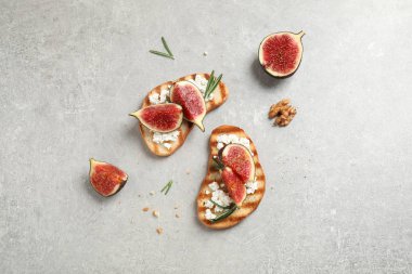Bruschettas olgun incir ve peynir hafif masada, düz yatıyordu