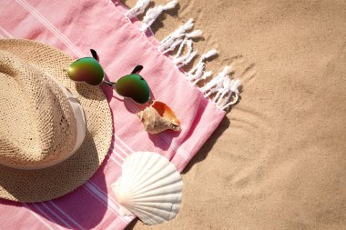 Kum üzerinde şık plaj aksesuarları ile Düz yatıyordu kompozisyon, metin için alan