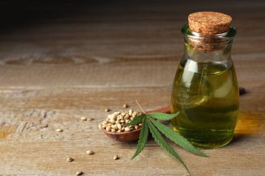 Ahşap masa üzerinde kenevir yağı ile Kompozisyon. Metin için alan