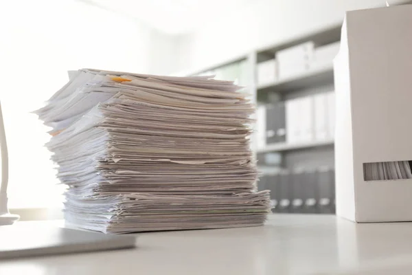 Hromádka dokumentů a složek s papíry na stole v kanceláři — Stock fotografie