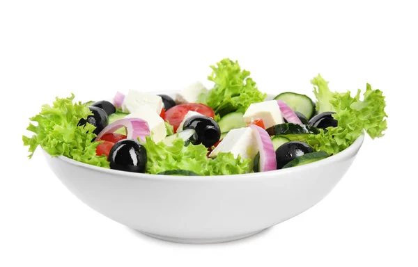 Saborosa salada grega fresca no fundo branco — Fotografia de Stock