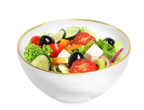 Savoureuse salade grecque fraîche sur fond blanc — Photo