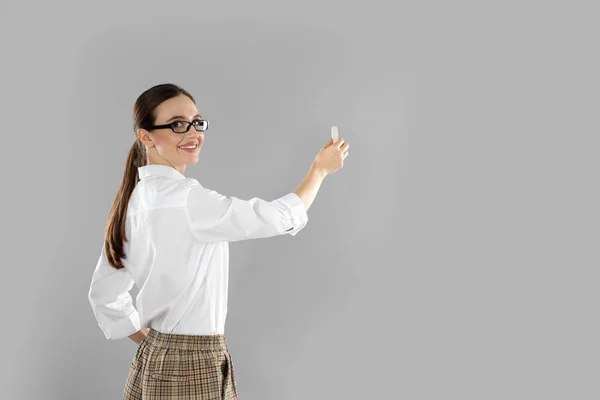 Retrato de uma jovem professora de fundo cinzento. Espaço para texto — Fotografia de Stock