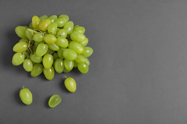 Fresh ripe juicy grapes on grey background, top view. Space for text — Stock Photo, Image