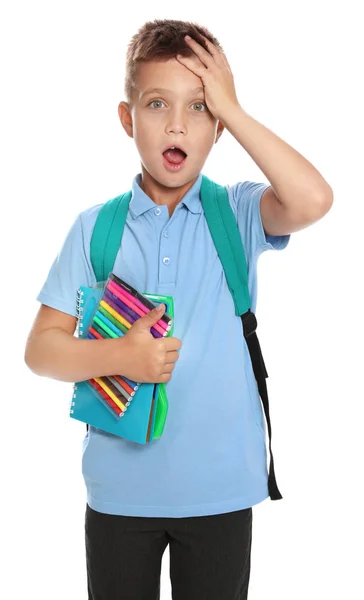 Beyaz arka plan sırt çantası ve kırtasiye ile okul üniforması duygusal küçük çocuk — Stok fotoğraf