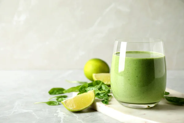 Glas gesunder grüner Smoothie mit frischem Spinat auf hellem Tisch. Raum für Text — Stockfoto
