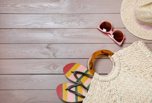 Flat lay composition with beach bag and accessories on wooden background, space for text — Stock Photo, Image