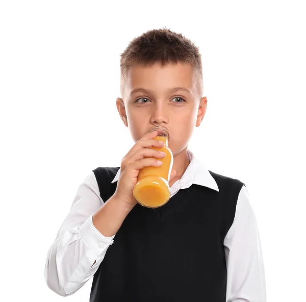 Niño bebiendo jugo sobre fondo blanco — Foto de Stock