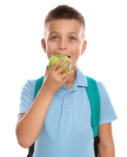 흰색 배경에 사과를 먹는 어린 소년. 학교를 위한 건강한 음식 — 스톡 사진