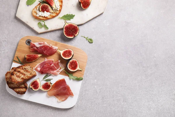 맛있는 잘 익은 무화과, prosciutto 및 구운 빵은 밝은 테이블에 제공, 상단 보기. 텍스트를 위한 공간 — 스톡 사진