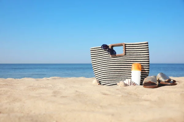 Acessórios de praia elegantes na costa marítima arenosa — Fotografia de Stock