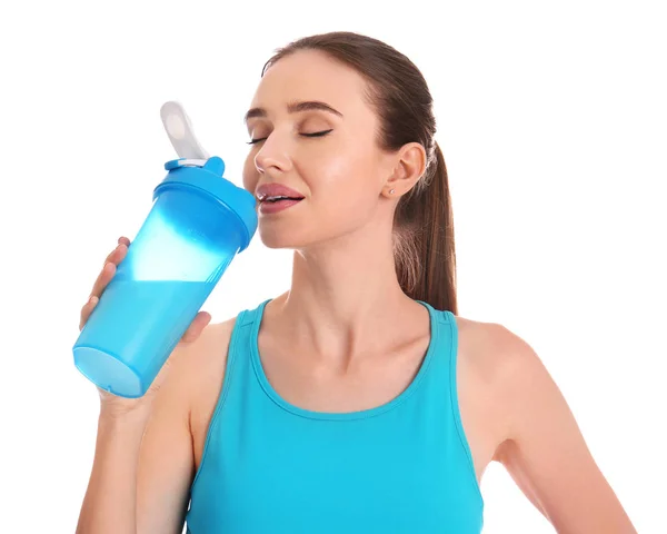 Atlética joven bebiendo batido de proteínas sobre fondo blanco — Foto de Stock