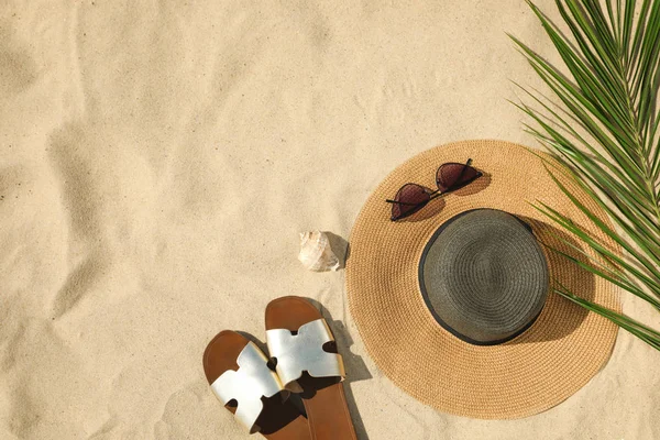 Composición plana con elegantes accesorios de playa sobre arena — Foto de Stock