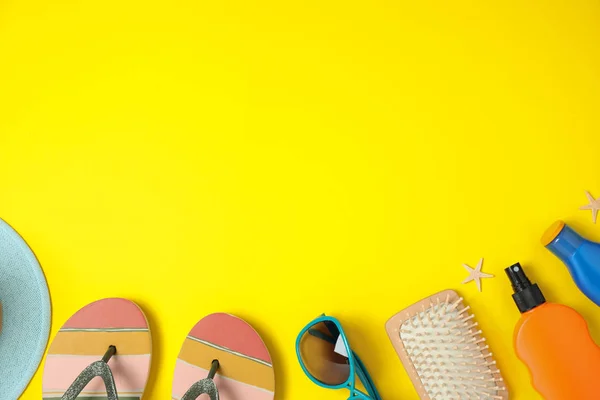 Composición plana con accesorios de playa sobre fondo amarillo, espacio para texto — Foto de Stock