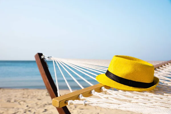 Αιώρα και καπέλο στην παραλία. Ώρα να χαλαρώσεις. — Φωτογραφία Αρχείου