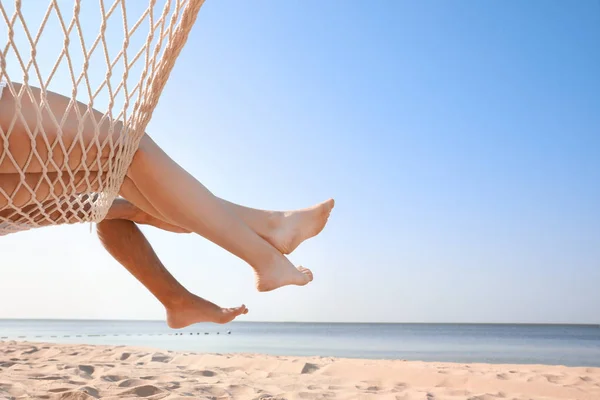 Jong stel ontspannen in hangmat op het strand, close-up — Stockfoto