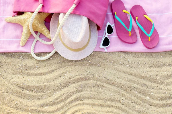 Kum üzerinde plaj aksesuarları ile Kompozisyon, düz yatıyordu. Metin için alan