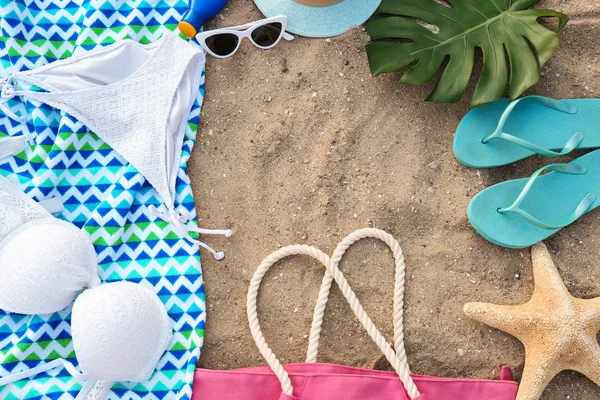 Kum üzerinde plaj aksesuarları ile yapılan çerçeve, üst görünüm. Metin için alan