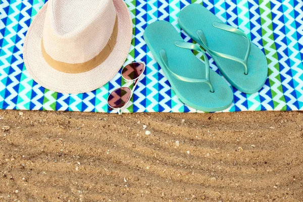 Composición con accesorios de playa sobre arena. Espacio para texto — Foto de Stock