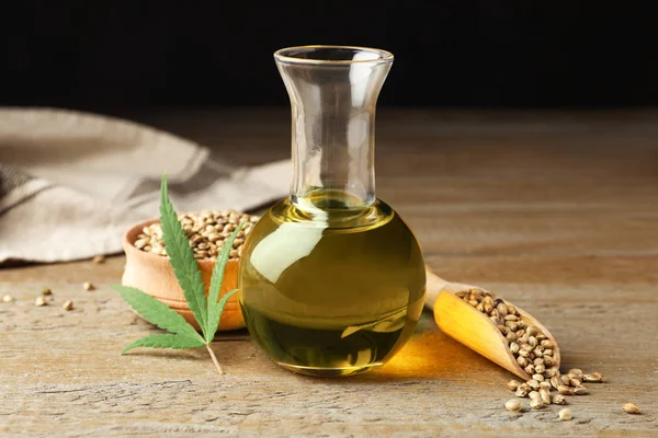 Ahşap masa üzerinde Kenevir yağı ile kompozisyon