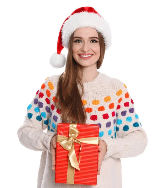 Mujer joven feliz en Santa sombrero y suéter con caja de regalo sobre fondo blanco. Celebración de Navidad —  Fotos de Stock