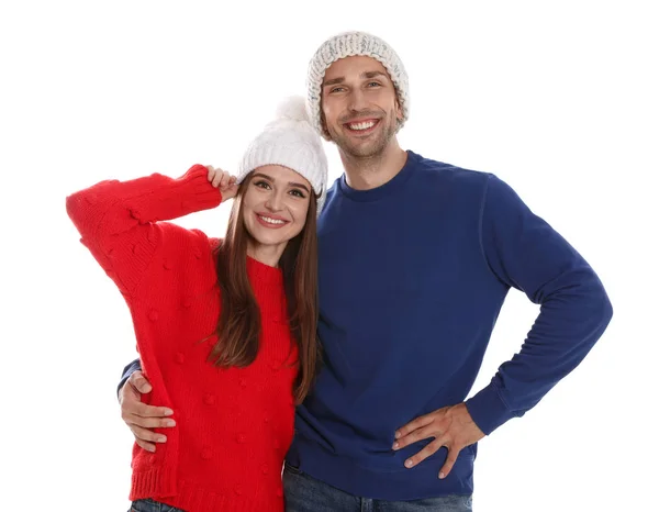 Feliz pareja joven en ropa de abrigo sobre fondo blanco. Temporada de invierno — Foto de Stock