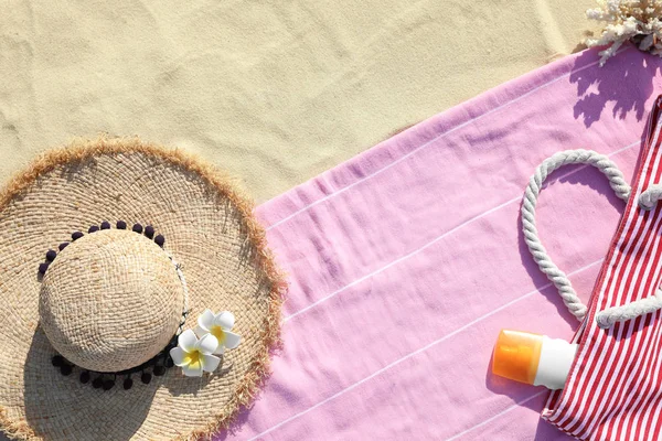 Kum üzerinde farklı plaj aksesuarları ile düz döşeme kompozisyon