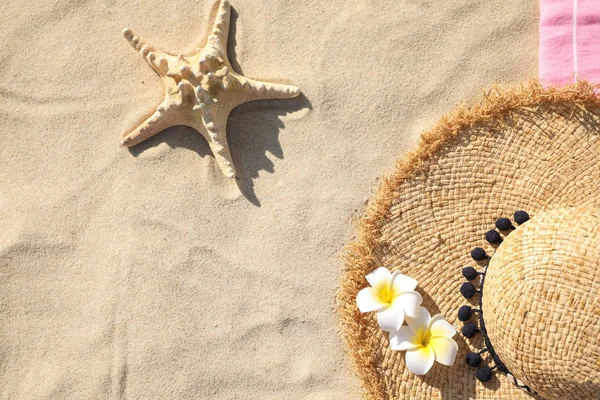 모래위에 있는 밀짚 모자와 불가사리, 텍스트 공간이 있는 상단 보기. 비치 액세서리 — 스톡 사진