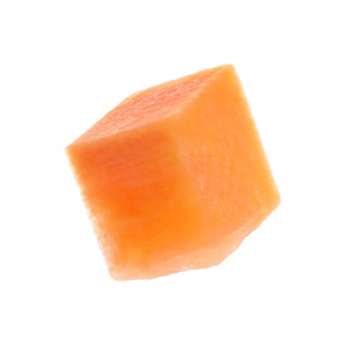 Taze sulu havuç küp beyaz izole