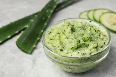 El yapımı yüz maskesi ve hafif mermer masa üzerinde malzemeler