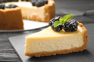 Masada böğürtlen ile süslenmiş lezzetli cheesecake parçası