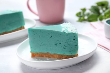 Gri masada lezzetli spirulina cheesecake parçası