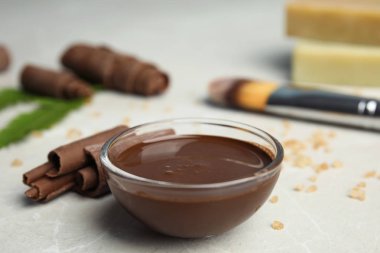 Açık gri mermer masa üzerinde profesyonel çikolata yüz maskesi, closeup