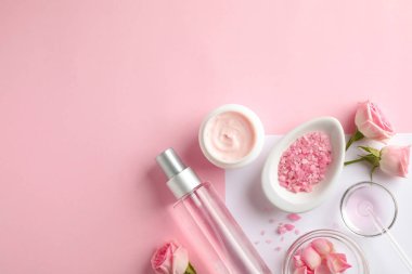 Renk arka plan üzerinde gül uçucu yağ ile Düz yatıyordu kompozisyon, metin için alan