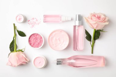 Beyaz arka plan üzerinde gül uçucu yağ ile Kompozisyon, üst görünümü